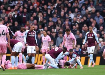 Ngjarje e rëndë në Premier League/ Dy futbollistë të Bournemouth përplasen në ajër, njëri prej tyre pëson lëndim të rëndë