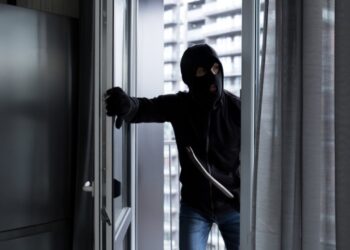 Ngjarje në Selanik: Hajduti përfundon poshtë pas rënies nga çatia, pronari e asiston me ndihmën e parë