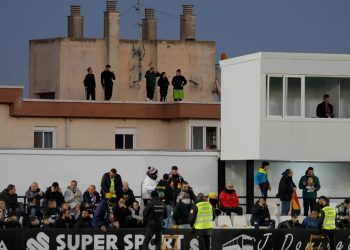 Ngjarje tragjike në Spanjë, ndeshja ndërpritet pas 18 minutash për shkak të vdekjes së tifozit në stadium