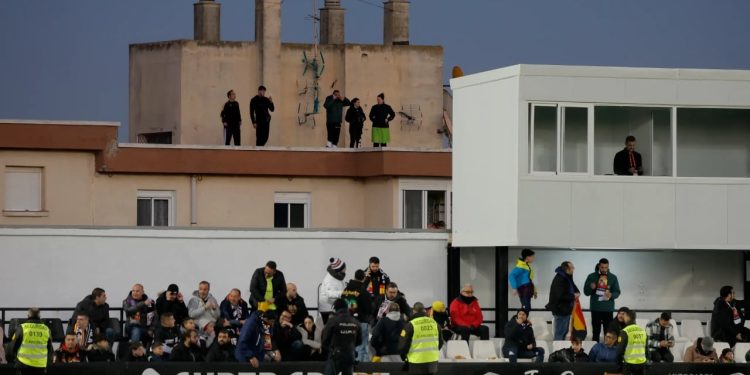 Ngjarje tragjike në Spanjë, ndeshja ndërpritet pas 18 minutash për shkak të vdekjes së tifozit në stadium