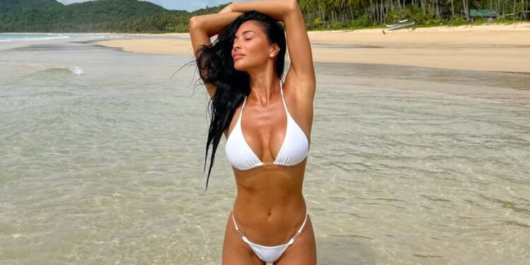 Nicole Scherzinger tregohet me bikini të bardhë, rrit atmosferën në këto ditë të ftohta dimri.