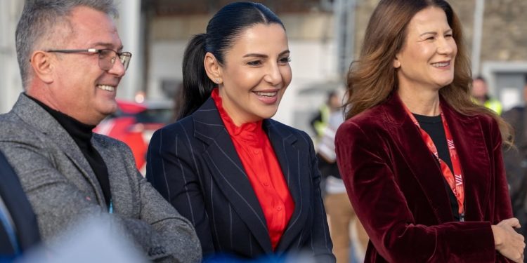 Nis një linjë ajrore të re mes Tiranës dhe Kretës, Balluku: Do të kontribuojë për mijëra shqiptarë që banojnë e punojnë në Greqi.