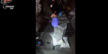 Një 21-vjeçar shqiptar përpiqej të shmangte kapjen nga karabinierët me gjashtë kilogramë kokainë dhe mbi 18 mijë euro të fshehura nën sedilje.