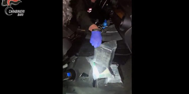 Një 21-vjeçar shqiptar përpiqej të shmangte kapjen nga karabinierët me gjashtë kilogramë kokainë dhe mbi 18 mijë euro të fshehura nën sedilje.