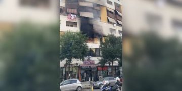 Një banesë në zonën e Astirit është përfshirë nga zjarri, ndërsa banorët kanë mbetur të bllokuar në brendësi.