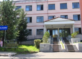 Një burrë 40-vjeçar ndërron jetë në Korçë, pas një incidenti të ndodhur në rrugë, ku u dërgua me urgjencë në spital. Më herët, ai kishte tentuar vetëvrasjen dukeu hedhur nga ballkoni i shtëpisë.