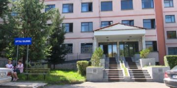 Një burrë 40-vjeçar ndërron jetë në Korçë, pas një incidenti të ndodhur në rrugë, ku u dërgua me urgjencë në spital. Më herët, ai kishte tentuar vetëvrasjen dukeu hedhur nga ballkoni i shtëpisë.