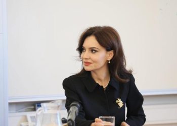 Një ditë pas publikimit të Progres Raportit të Bashkimit Evropian, Komisionerja Kos zhvillon një takim me Spiropalin: Shqipëria po avanc prespektivën e saj.