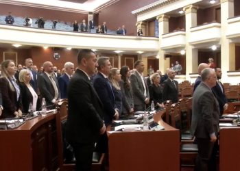 Një minutë heshtje në përkujtim të Fatos Nanos, ish-kryeministrit të vendit.