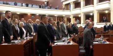 Një minutë heshtje në përkujtim të Fatos Nanos, ish-kryeministrit të vendit.