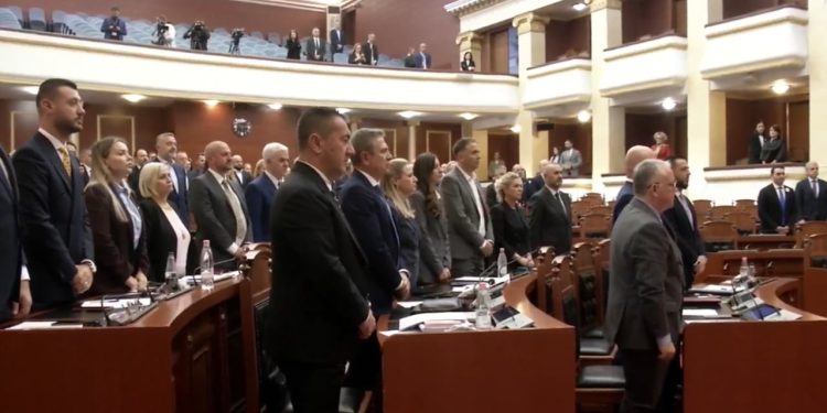 Një minutë heshtje në përkujtim të Fatos Nanos, ish-kryeministrit të vendit.