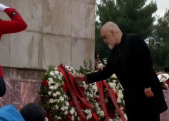 "Një nderim për Dëshmorët e Atdheut" / Rama zhvillon homazhe në kujtim të tyre, me pjesëmarrjen e Begajt dhe ministrave.