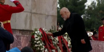 "Një nderim për Dëshmorët e Atdheut" / Rama zhvillon homazhe në kujtim të tyre, me pjesëmarrjen e Begajt dhe ministrave.