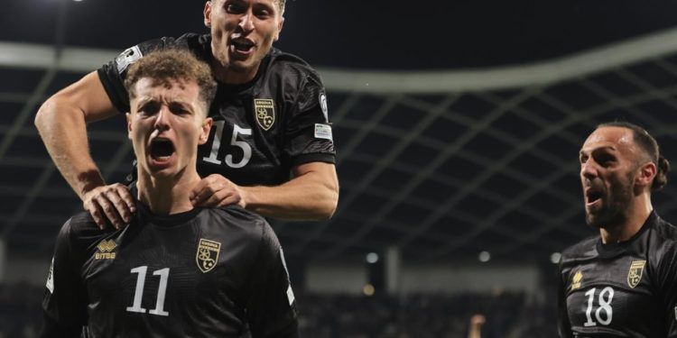 Një tjetër natë historike për shqiptarët: Kosova triumfon ndaj Sllovenisë dhe siguron një vend në play-offin e Botërorit së bashku me Shqipërinë (Video)