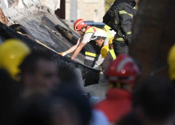 Një vit nga shembja e çatisë në stacionin e trenit, incident që rezultoi me vdekjen e 16 personave, dhjetëra mijëra qytetarë protestojnë në Serbi.