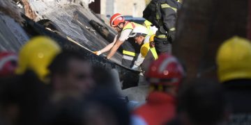 Një vit nga shembja e çatisë në stacionin e trenit, incident që rezultoi me vdekjen e 16 personave, dhjetëra mijëra qytetarë protestojnë në Serbi.