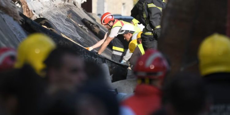 Një vit nga shembja e çatisë në stacionin e trenit, incident që rezultoi me vdekjen e 16 personave, dhjetëra mijëra qytetarë protestojnë në Serbi.