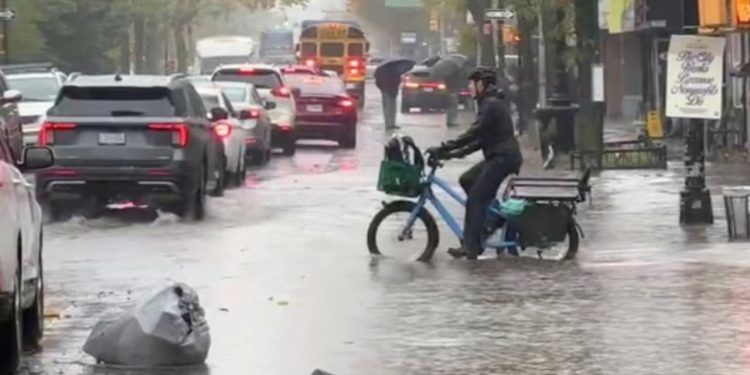 Nju Jork përballet me përmbytje, dy persona humbin jetën për shkak të reshjeve të mëdha të shiut