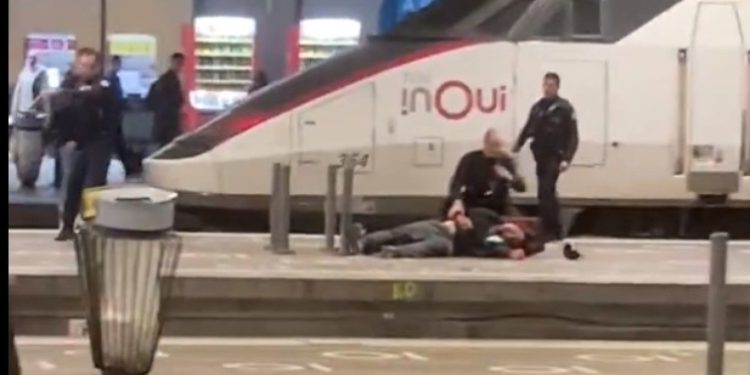 Operacion policor në stacionin hekurudhor Montparnasse në Paris, një burrë me thikë është neutralizuar.