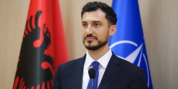 “Opozita komunikon me stilin e pushtetit” / Ish-zëdhënësi i fushatës së PD, Mustafaj: Në rrethin e Berishës ekziston një grup këshilltarësh që theksojnë një qasje të njëjtë.