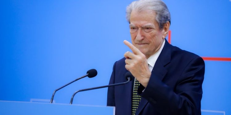 Opozita organizon protestë sot në orën 18:00, Berisha në konferencë: Parlamenti do zhvillohet në shesh, kërkojmë qeveri teknike.