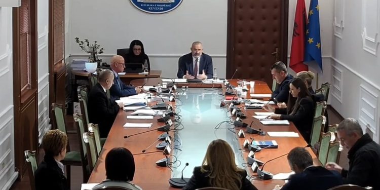 “Pa kërkesa financiare” / Manja komenton mbi KMSHC-në në Komisionin e Ligjeve: Një lajm pozitiv, nuk mund të ndodhte...