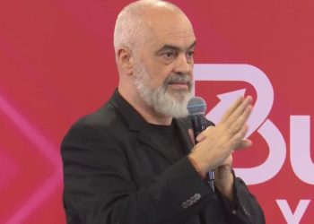 “Paga minimale 500 euro”/ Rama: Qeveria do të mbulojë sigurimet për 9 muaj për ata që e marrin pagën në dorë…