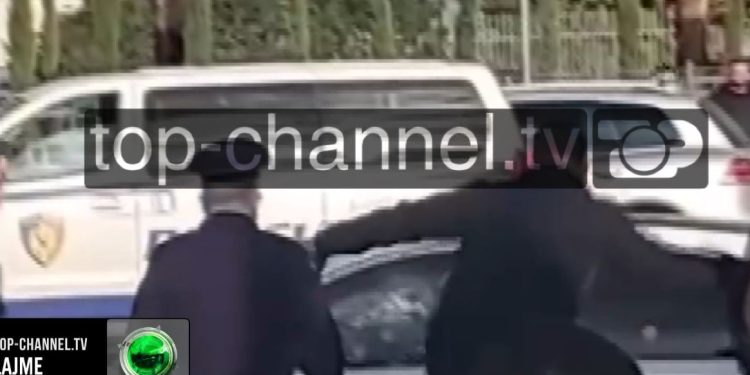 Pamje alarmante nga Rinasi, qytetarët tentojnë të thyejnë xhamat e makinës për të shkëmbyer viktimën.