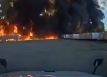 Pamje shokuese të kapura nga aksidenti ajror në SHBA, çasti kur avioni mbulohet nga flakët dhe…