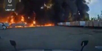 Pamje shokuese të kapura nga aksidenti ajror në SHBA, çasti kur avioni mbulohet nga flakët dhe…