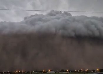 Pamje shokuese të një stuhie të fuqishme në Buenos Aires, retë e errëta mbulonin krejt qytetin.