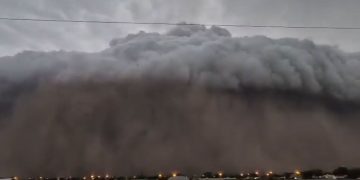 Pamje shokuese të një stuhie të fuqishme në Buenos Aires, retë e errëta mbulonin krejt qytetin.