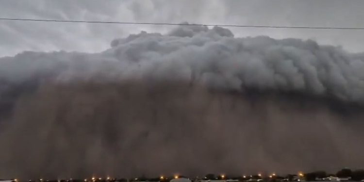 Pamje shokuese të një stuhie të fuqishme në Buenos Aires, retë e errëta mbulonin krejt qytetin.