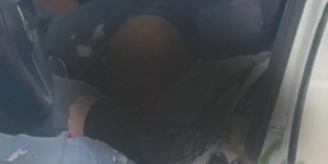 Pamje të tronditshme nga sulmi në Rinas/ Viktima dhe i plagosuri brenda "Benz"-it menjëherë pas të shtënave