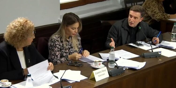 “Pantallona 400 euro dhe tuta 1000 euro”/ Braçe në Komisionin e Ekonomisë: Deputetët po e sulmojnë vazhdimisht, ujku vazhdon të qendrojë aty.