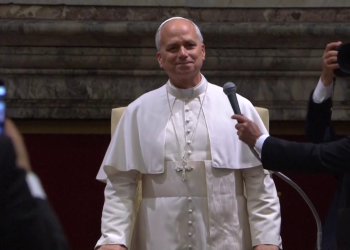 Papa takim me yjet e Hollywoodit: Apel për kineastët të trajtojnë temat e vështira të aktualitetit.