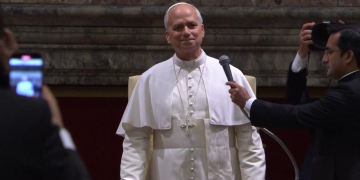 Papa takim me yjet e Hollywoodit: Apel për kineastët të trajtojnë temat e vështira të aktualitetit.