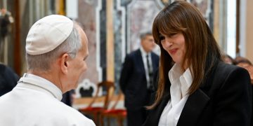 Papa zhvillon një takim me Belluccin, Blanchett dhe artistë të tjerë: Koha jonë kërkon angazhimin tuaj