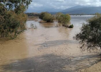“Pas 40 vitesh, ky fenomen ndodh sërish”/ Saranda përballet me reshje intensive, mijëra hektarë ende nën ujë