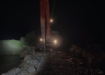 Pas 48 orësh, mbyllet argjinatura e çarë në lagunën e Vainit, e cila kishte përmbytur qindra hektarë tokë bujqësore dhe kishte rrethuar dhjetëra banesa.