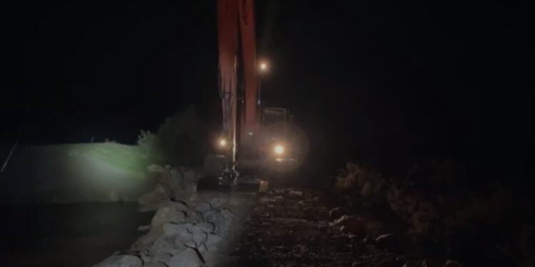 Pas 48 orësh, mbyllet argjinatura e çarë në lagunën e Vainit, e cila kishte përmbytur qindra hektarë tokë bujqësore dhe kishte rrethuar dhjetëra banesa.