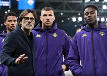 Pas disfatës ndaj Fiorentinës, Edin Dzeko komunikon me tifozët përmes megafonit.