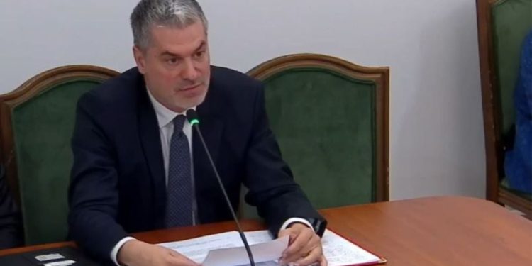 Pas dorëheqjes nga posti i kryebashkiakut të Vlorës, Ermal Dredha i rikthehet diplomacisë. Komisioni i Jashtëm miraton propozimin për emërimin e tij si ambasador i Shqipërisë në Zvicër.