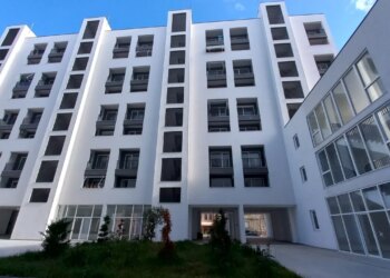 Pas gjashtë vitesh nga tërmeti në Durrës, 200 familje që mbetën pa shtëpi marrin çelësat e apartamenteve të reja.