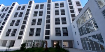 Pas gjashtë vitesh nga tërmeti në Durrës, 200 familje që mbetën pa shtëpi marrin çelësat e apartamenteve të reja.