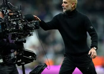 Pas humbjes, Guardiola i kërkon falje kameramanit për nervat e humbura.