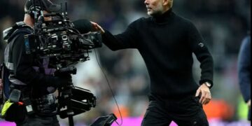 Pas humbjes, Guardiola i kërkon falje kameramanit për nervat e humbura.