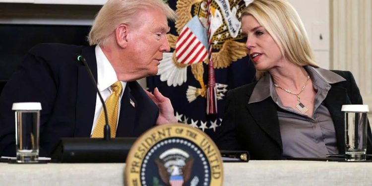 Pas kërkesës nga Trump, Departamenti i Drejtësisë i SHBA-së nis hetimet për lidhjet e dyshuara midis Epstein, Clintonit dhe institucioneve bankare.