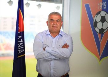 Pas përshëndetjes me krah, pas fitores ndaj Dinamos, Edi Martini sot e tepron me emocionet, porosit një shpatë samurai.