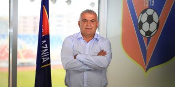 Pas përshëndetjes me krah, pas fitores ndaj Dinamos, Edi Martini sot e tepron me emocionet, porosit një shpatë samurai.